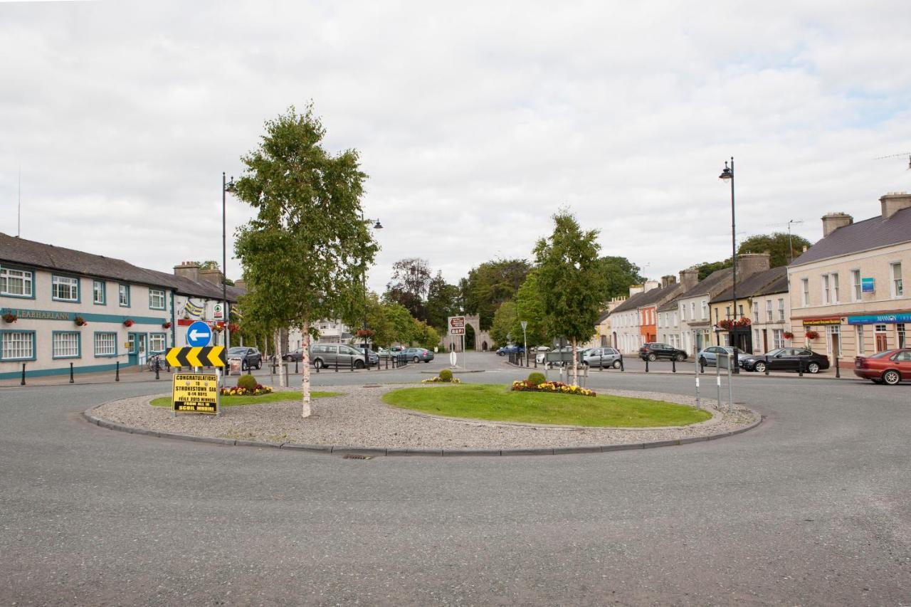 Villa Inviting 4-Bed House In Strokestown Exterior foto